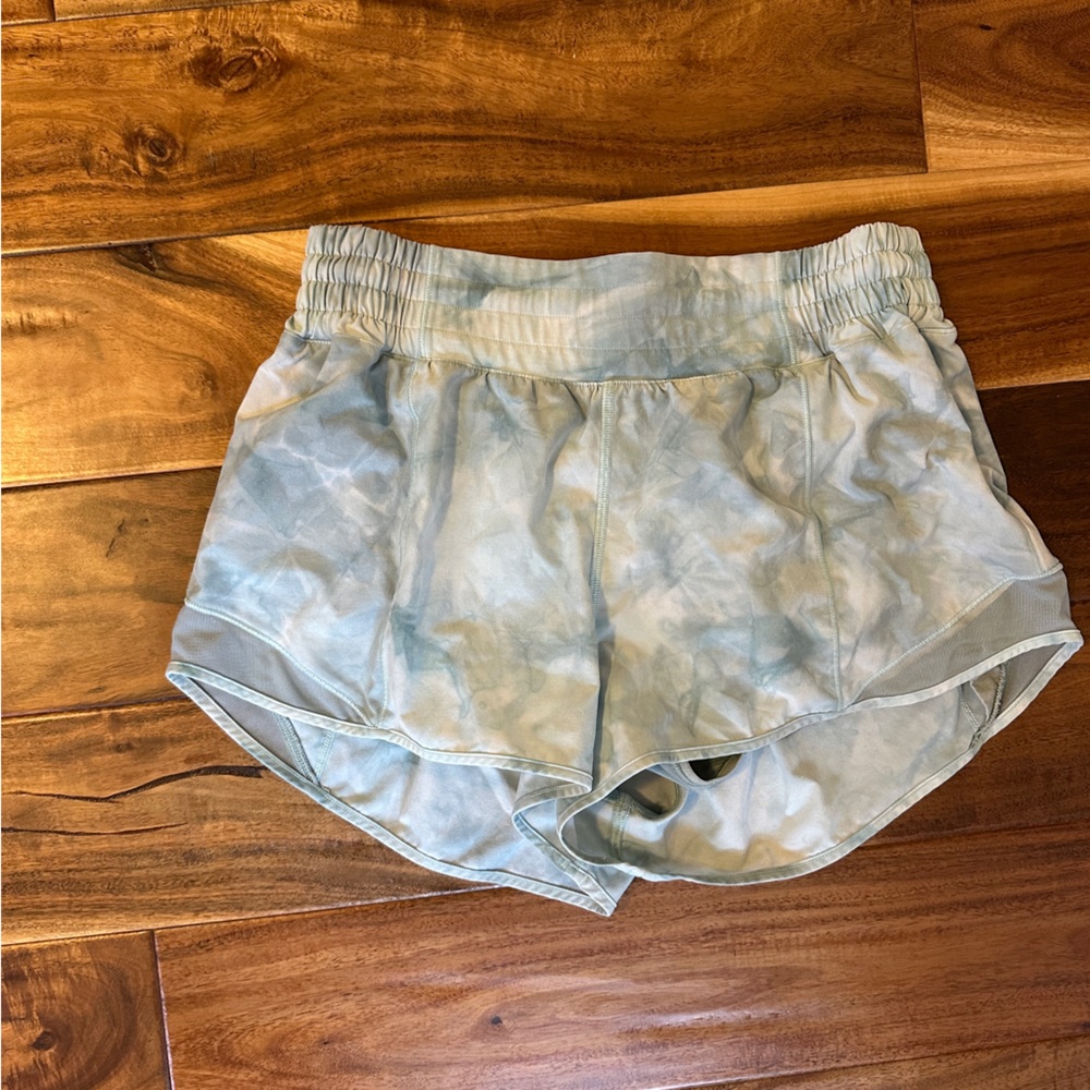 Lululemon hotty hot high rise lined short 2.5
